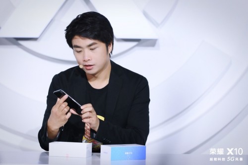 SKY李晓峰推荐荣耀X10为电竞用机 超凡游戏性值得拥有_DD220游戏联盟